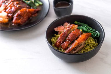 sebze erişte - Asya gıda tarzı ile kızarmış ördek