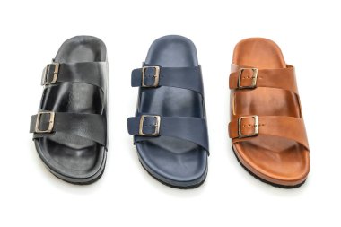 Erkekler beyaz arka plan üzerinde izole sandalet deri