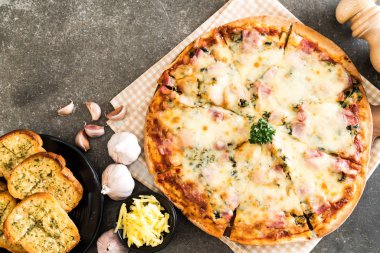 Ispanak ve pastırma pizza masada