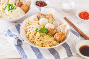 Balık top - Asya gıda tarzı ile erişte kase