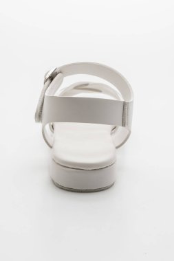 Kadınlar beyaz arka plan üzerinde izole sandalet deri