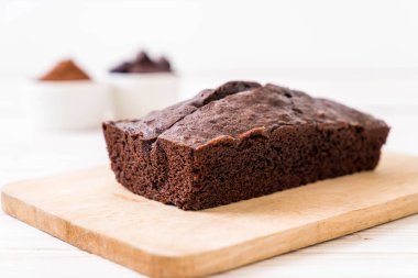 ahşap zemin üzerine çikolatalı browni kek