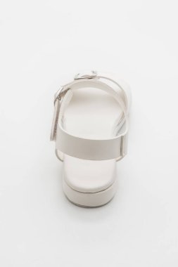 Kadınlar beyaz arka plan üzerinde izole sandalet deri