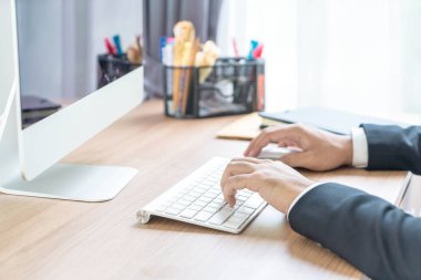 Yakın çekim el bilgisayarı - seçici odak noktası kullanan iş adamı