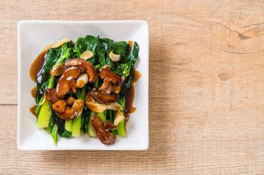 Sarımsaklı istiridye soslu kızarmış Hong Kong Kale heyecan