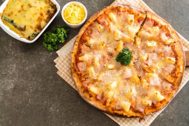 Tablo - İtalyan yemeği stil Hawai pizza