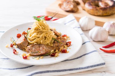 Sai Aua (Notrhern Tay acılı sosis) - Fusion gıda tarzı ile tavada kızartılmış spagetti