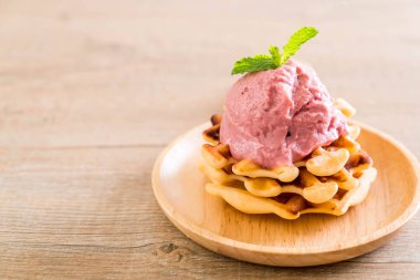 plaka üzerinde gözleme ile çilekli dondurma