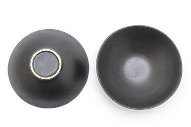 boş siyah plaka ve beyaz arka plan üzerinde izole kase