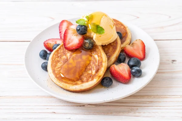 Yabanmersinli gözleme, çilek, bal ve vanilyalı dondurma.