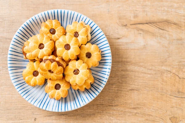 Hindistan cevizli bisküvi ve ananas reçeli.