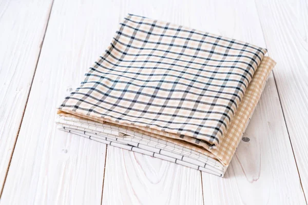 mutfak bezi (peçete) kopya alanı ile ahşap arka plan üzerinde