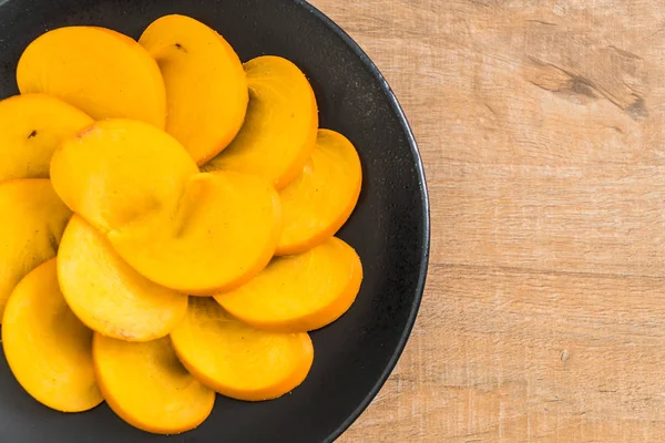 taze hurma tabağa dilimlenmiş