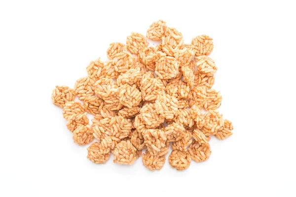 Beyaz arka planda izole edilmiş tuzlu ve çıtır pirinç.