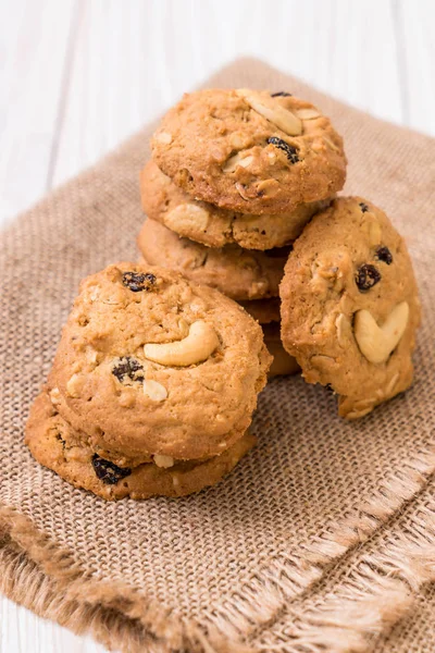 Kuru üzüm ve kavrulmuş kaşu fındık ile tatlılar