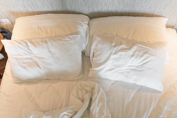 Rumpled Κρεβάτι Άσπρο Μαξιλάρι Ακατάστατο Διακόσμηση Στο Εσωτερικό Υπνοδωμάτιο — Φωτογραφία Αρχείου