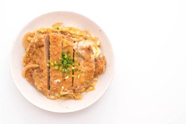 Beyaz arka plan üzerinde izole kızarmış domuz pirzola ekmek kapısı (Katsudon)