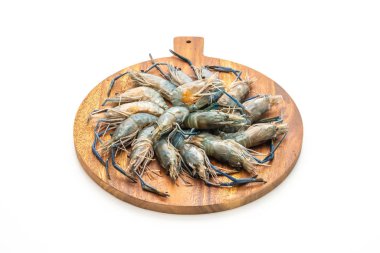 Beyaz arka plan üzerinde izole kesme tahtası üzerinde taze mavi karides