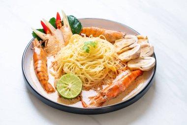Baharatlı karides spagetti makarna (Tom Yum Goong) - İtalyan Füzyon gıda tarzı
