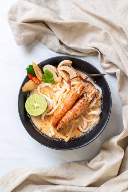 Baharatlı karides udon ramen noodle (Tom Yum Goong) - Japon füzyon gıda tarzı