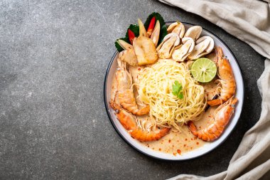 Baharatlı karides spagetti makarna (Tom Yum Goong) - İtalyan Füzyon gıda tarzı
