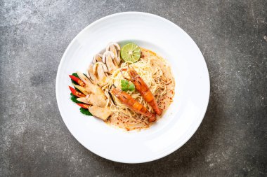 Baharatlı karides spagetti makarna (Tom Yum Goong) - İtalyan Füzyon gıda tarzı