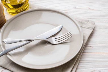 boş tabak kaşık çatal ve bıçak masada
