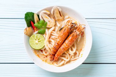 Baharatlı karides udon ramen noodle (Tom Yum Goong) - Japon füzyon gıda tarzı