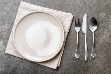 boş tabak kaşık çatal ve bıçak masada