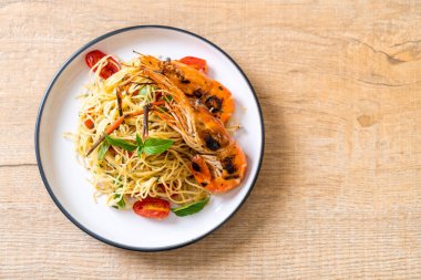 ızgara karides ve domates - İtalyan Füzyon gıda tarzı ile tavada kızartılmış spagetti