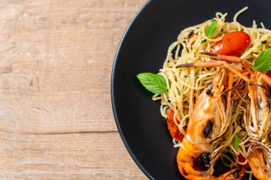 ızgara karides ve domates - İtalyan Füzyon gıda tarzı ile tavada kızartılmış spagetti