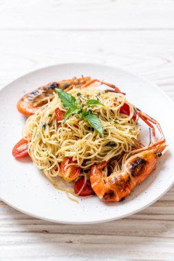 ızgara karides ve domates - İtalyan Füzyon gıda tarzı ile tavada kızartılmış spagetti