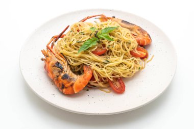 ızgara karides ve beyaz arka plan üzerinde izole domates ile tavada kızartılmış spagetti