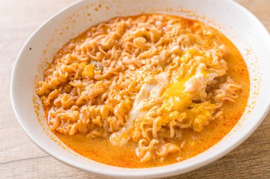 Tay baharatlı şehriye kase (Tom Yum Kung)