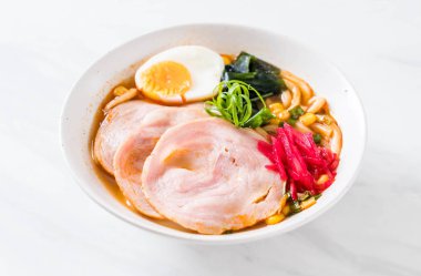Baharatlı miso udon ramen noodle ile domuz eti - Japon gıda tarzı