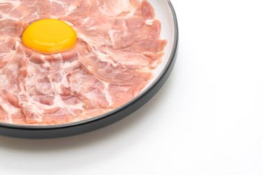 taze dilimlenmiş domuz ham yumurta pişirme veya shabu shabu ve beyaz arka plan üzerinde izole sukiyaki yapma ile