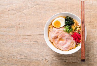 Baharatlı miso udon ramen noodle ile domuz eti - Japon gıda tarzı