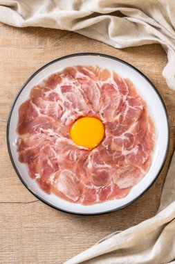 taze dilimlenmiş domuz ham yumurta pişirme veya shabu shabu ve sukiyaki yapma ile