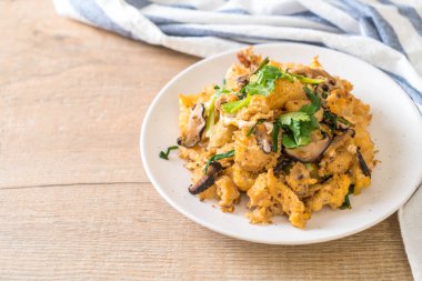 Tavada balık Maw plaka üzerinde