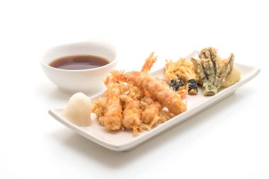 Beyaz arka plan üzerinde izole karides tempura (hırpalanmış kızarmış karides)