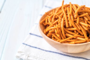 bir kapta tuz sopa bisküvi