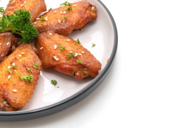 pişmiş Barbekü tavuk kanadı ile Beyaz Susam beyaz arka plan üzerinde izole