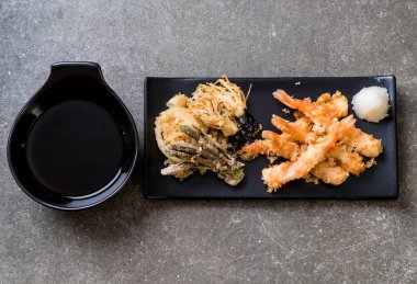 karides tempura (hırpalanmış kızarmış karides) sebze - Japon gıda tarzı
