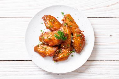 Beyaz susamlı ızgara tavuk kanadı.