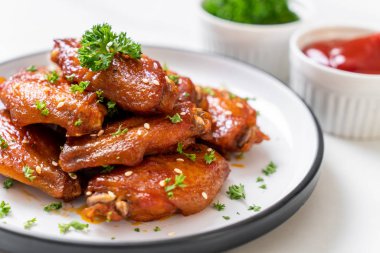 Beyaz susamlı ızgara tavuk kanadı.