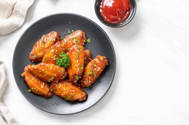 Beyaz susamlı ızgara tavuk kanadı.