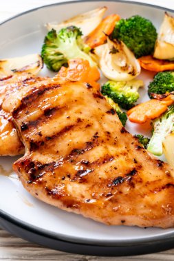 çukurunu tavuk göğsü biftek sebze (brokoli, havuç, soğan ile)