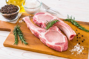 taze domuz pirzolası ham madde ile