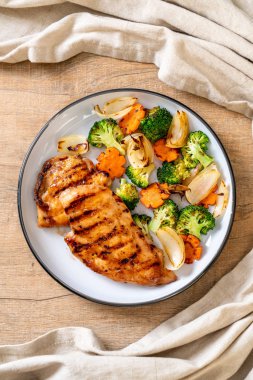 çukurunu tavuk göğsü biftek sebze (brokoli, havuç, soğan ile)