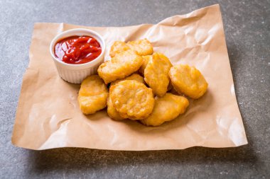 Soslu tavuk nugget, sağlıksız yemek.